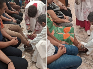 Mulheres participam do ato de humildade de Lava-Pés na Capela de Santa Terezinha no Cirolandia