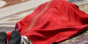 Papa Leão XIV reza deitado no chão ao celebrar a Paixão de Cristo