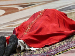 Papa Leão XIV reza deitado no chão ao celebrar a Paixão de Cristo