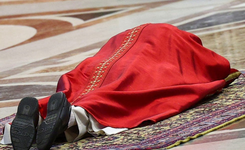 Papa Leão XIV reza deitado no chão ao celebrar a Paixão de Cristo