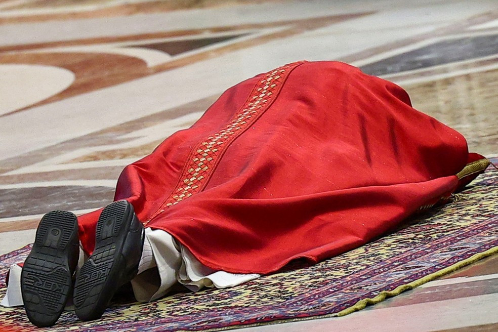 Papa Leão XIV reza deitado no chão ao celebrar a Paixão de Cristo