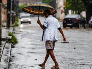 Inmet emite alerta de chuvas intensas para todos os 184 municípios do Ceará até segunda-feira (6)