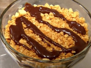 Confira a receita de sobremesa de Páscoa com camadas de chocolate e geleia de frutas