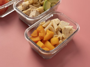 Muitas sobras de comida na geladeira? Microbiologista explica o que pode ser consumido frio (e o que não pode)