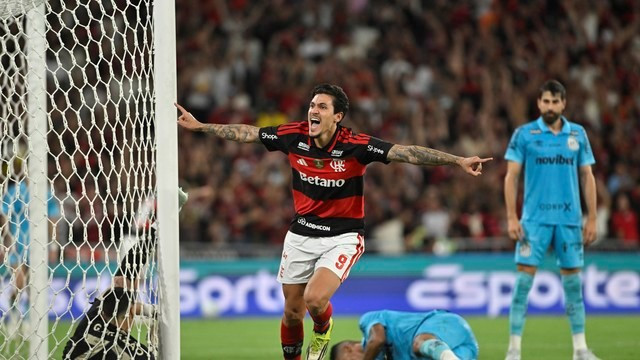 Flamengo vira sobre o Santos no Maracanã e volta a vencer no Brasileirão