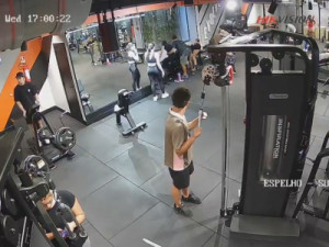 Aluna de academia no DF quebra os dois joelhos após trava se soltar em exercício