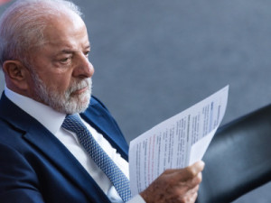 Lula envia ao Congresso projeto que acaba com escala 6x1; texto irá tramitar em regime de urgên-cia