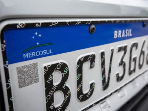 Entenda o projeto que pode mudar placas de veículos no Brasil