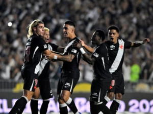 Vasco vira em São Januário sobre o São Paulo, que corre risco de sair do G-4