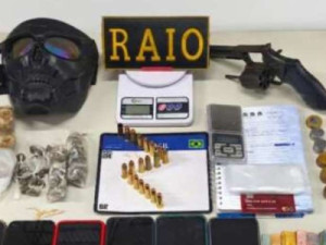 Trio é preso pela PMCE com drogas, arma, munições e aves silvestres em Coreaú