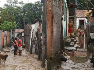 Chuvas alagam casas e deixam famílias indígenas desabrigadas em comunidade de Caucaia, na Grande Fortaleza