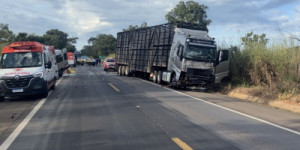 Acidente entre van, caminhonete e caminhão deixa oito mortos em Goiás
