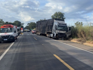 Acidente entre van, caminhonete e caminhão deixa oito mortos em Goiás