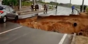Estrada que liga Fortaleza a Eusébio cede com forte chuva e engole carro e motos; uma pessoa morreu