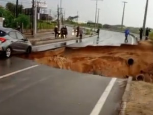 Estrada que liga Fortaleza a Eusébio cede com forte chuva e engole carro e motos; uma pessoa morreu