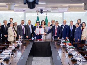 Lula assina decreto que promulga acordo Mercosul–UE e conclui ratificação brasileira do tratado após 27 anos de negociações