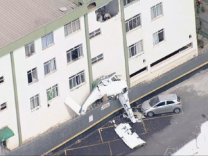Avião cai, bate em prédio e deixa dois mortos em Belo Horizonte; Globocop captou momento do acidente