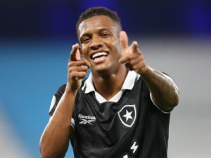 Com três de Arthur Cabral, Botafogo vence Corinthians, que termina rodada no Z4 do Brasileirão