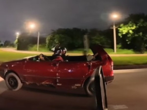 Homens são flagrados de capacete em carro com teto arrancado na BR-101, no Recife