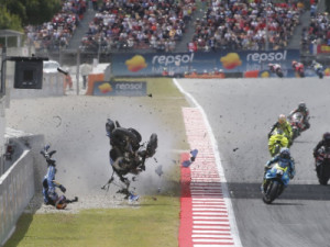 Piloto espanhol da MotoGP tem queda feia, vê moto se despedaçar e sofre fraturas