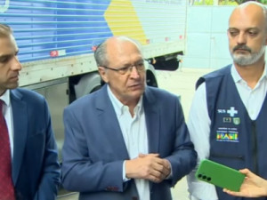 Alckmin diz que clã Bolsonaro pensa mais em si que no país e que meta é desviar atenção do caso Master