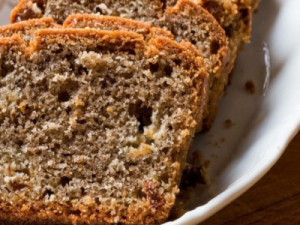Bolo fit de banana com aveia e uva-passa