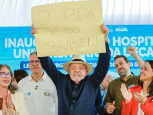 Com cartaz dizendo: 'O PIX é do Brasil', Lula critica tarifaço e diz que aguarda telefonema de Trump