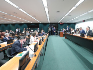 CCJ da Câmara aprova PEC que reduz maioridade penal de 18 para 16 anos; texto avança no Congresso
