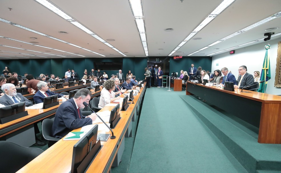 CCJ da Câmara aprova PEC que reduz maioridade penal de 18 para 16 anos; texto avança no Congresso