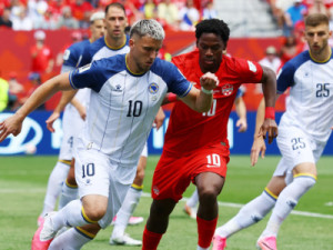 Canadá sai atrás, pressiona e arranca empate com a Bósnia na estreia na Copa do Mundo