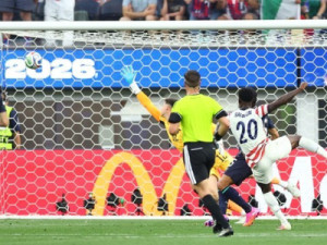 EUA passeiam em campo e goleiam Paraguai na estreia