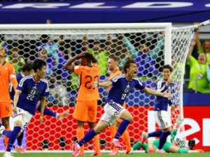 Japão marca no fim e empata com a Holanda na estreia na Copa do Mundo