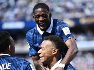 Mbappé faz história, França deslancha no segundo tempo e vence Senegal na estreia