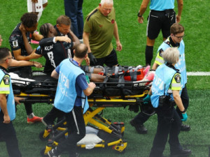 Imprensa internacional repercute lesão grave de jogador do Canadá na Copa: "Arrepiante"
