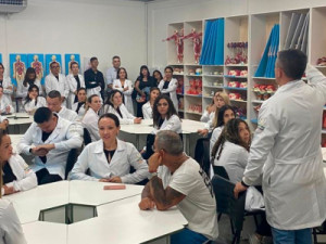 Médicos terão de atingir nota mínima no Enamed para obter registro profissional