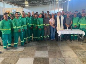 Recicladores em oração e fé recebem bênçãos do Padre Ivo