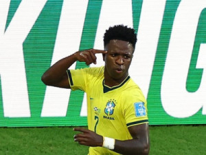 Baila y baila! Vini brilha de novo, Brasil vence Escócia e garante primeiro lugar do Grupo C