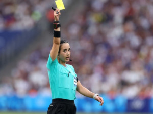 Conheça Katia Garcia, primeira mulher latino-americana a apitar um jogo de Copa do Mundo