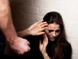 Mulher rasga o saco do marido com as unhas durante briga