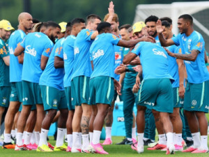Brasil faz primeiro treino com foco no Japão sem oito titulares