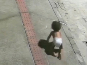 'Achei que era um cachorro', diz motoboy que salvou bebê encontrada engatinhando sozinha durante a madrugada no ES