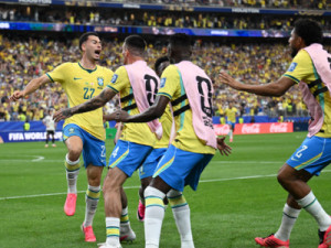 Com drama e gol aos 49, Brasil vira para cima do Japão e vai às oitavas de final