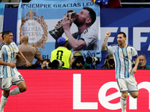Argentina vence Cabo Verde com gol contra na prorrogação e avança às oitavas