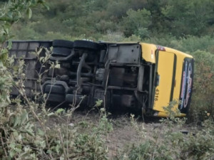 Ônibus com romeiros tomba e deixa mortos e feridos no Ceará