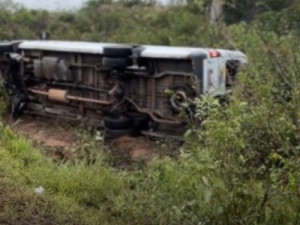 Acidente entre carro e van com cerca de 20 passageiros deixa feridos na CE-187, em Viçosa do Ceará