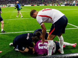 Jordan Henderson, da Inglaterra, está fora da Copa após fraturar o braço em comemoração, diz TV