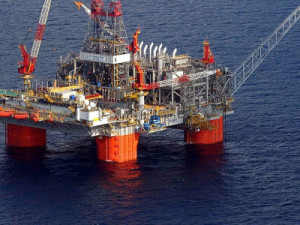Preço do petróleo dispara após novos ataques entre EUA e Irã e Trump dizer que acordo de paz 'acabou'
