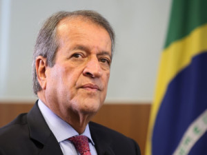 Dino cita indicação de emendas por Valdemar mesmo sem mandato e manda bloquear até R$ 119 milhões do presidente do PL
