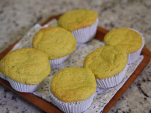 Muffins dourados de milho recheados com frango cremoso