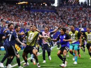 Argentina sufoca a Inglaterra até virar e vai em busca do tetra da Copa